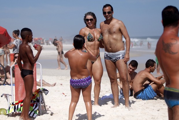 Andréa de Andrade posa com fã na praia (Foto: Marcos Ferreira/FotoRio News)