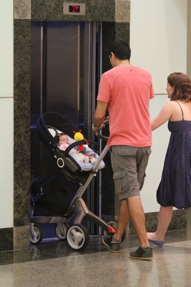 Ana Paula Tabalipa com seu marido e filha no Shopping  (Foto: Wallace Barbosa/AgNews)