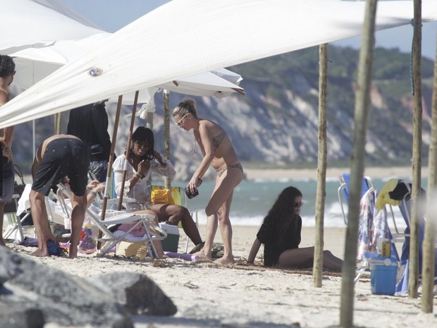 Naomi Campbell e Kate Moss em praia em Trancoso, na Bahia (Foto: Delson Silva/ Ag. News)