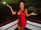 Solange Gomes usa vestido justinho e decotado em noite de samba