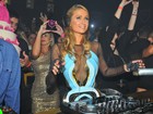 Paris Hilton se apresenta com decotão em festa no Brasil