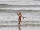 Flagrada de topless, Indianara Carvalho mostra dedo para paparazzo