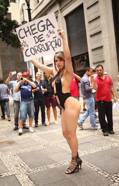 Musas do Brasil protestam em São Paulo (Foto: Iwi Onodera / EGO)