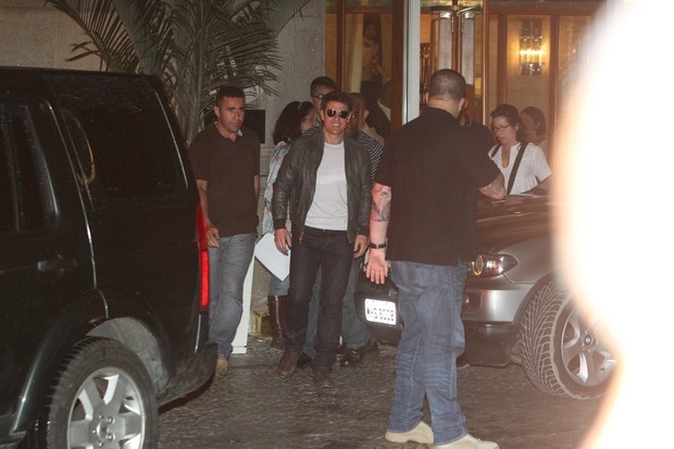 Tom Cruise na porta do hotel (Foto: Delson Silva / AgNews)
