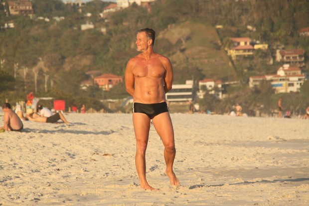 Marcelo Novaes na praia (Foto: Dilson Silva/ Ag. News)