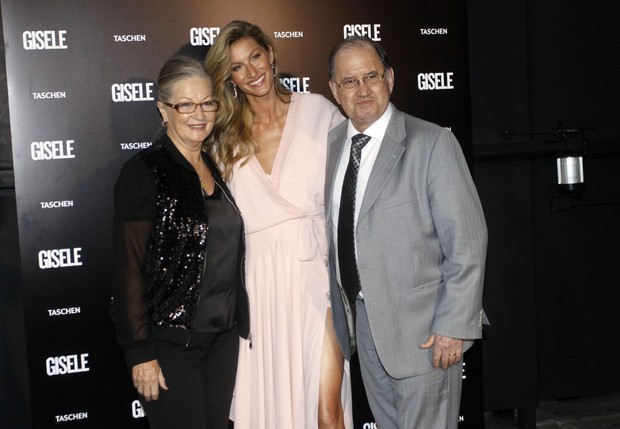 Gisele Bündchen e os pais (Foto: Celso Tavares/EGO)