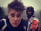Justin Bieber aparece sujo de lama em quadriciclo