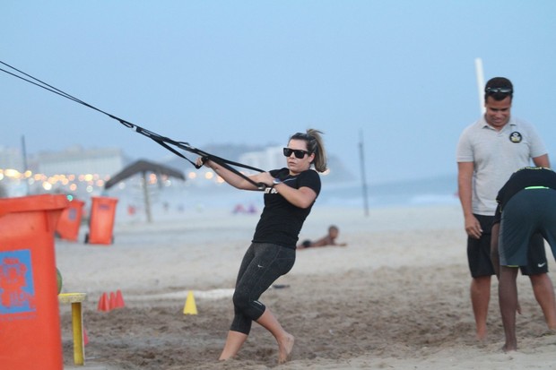 Fernanda Souza se exercita na praia (Foto: Dilson Silva / Agnews)