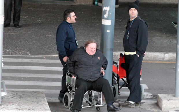 Gerard Depardieu chega a Roma de cadeira de rodas e tem dificuldade ao tentar levantar (Foto: Grosby Group)