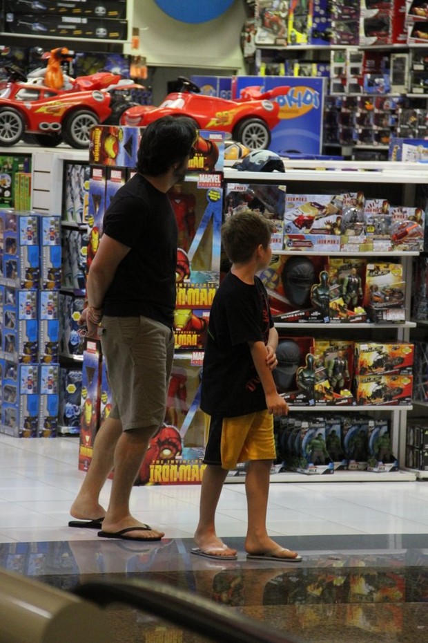 Murilo Benício com o filho em shopping do Rio (Foto: Marcus Pavão / AgNews)