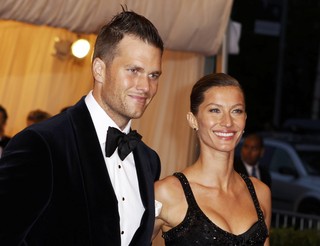 Gisele Bündchen e o marido Tom Brady no baile da gala do Metropolitan em Nova York, nos Estados Unidos (Foto: Reuters/ Agência)