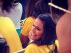 Bruna Marquezine assiste ao jogo com blusa em homenagem a Neymar