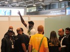 Usain Bolt mostra simpatia ao embarcar em aeroporto