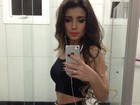 Paula Fernandes exibe cintura fininha em rede social