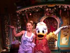 Valesca Popozuda posa ao lado de Donald e Margarida na Disney