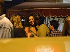 Juliana Alves curte noite fria abraçada com o namorado em bar do Rio