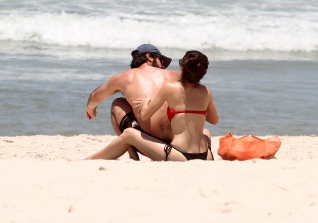 Bianca Bin e marido na praia da Barra da Tijuca, RJ (Foto: Henrique Oliveira / FotoRioNews)
