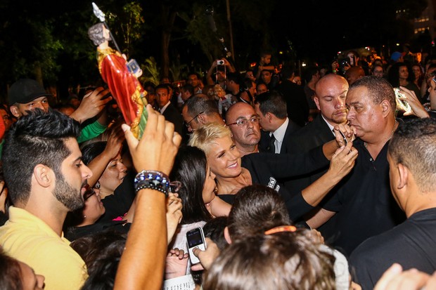 Xuxa causa tumulto ao deixar ginásio do Ibirapuera (Foto: Manuela Scarpa/ Foto Rio News)