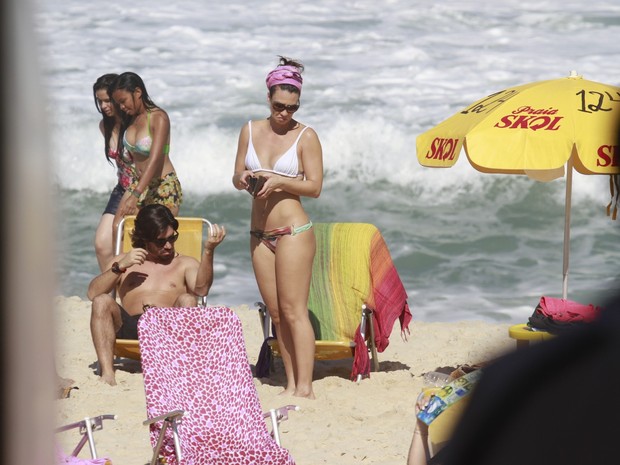 Camila Rodrigues na praia com o namorado (Foto: Dilson Silva / AgNews)