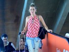 Luiza Possi dá 'piscadinha' para paparazzo ao embarcar em aeroporto