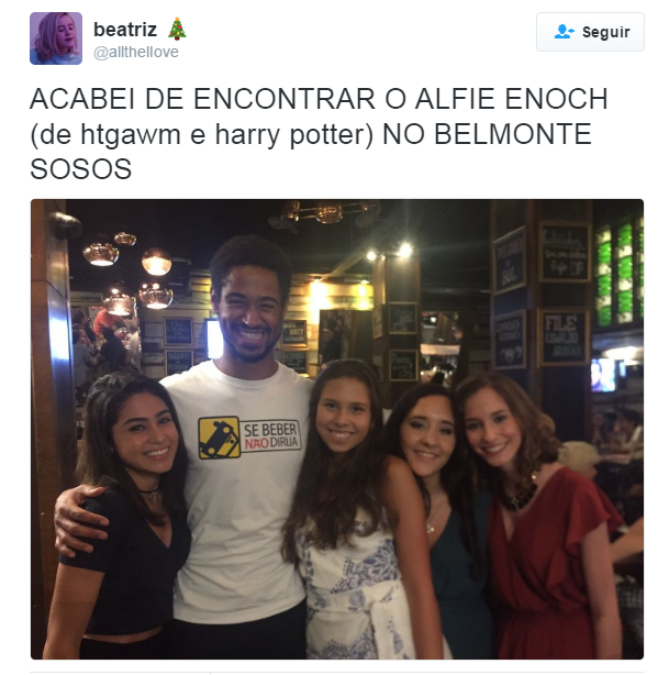 Alfie Enoch é tietado por fãs no Rio de Janeiro (Foto: Reprodução/Instagram)