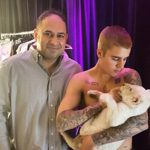 Justin Bieber com filhote de leão (Foto: Reprodução / Instagram)