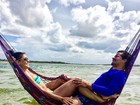 Paloma Bernardi e Thiago Martins namoram em dia de praia