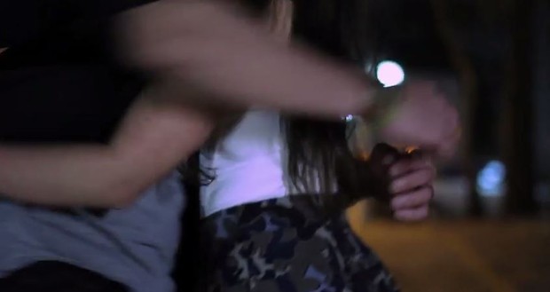 Fã abraçando Rodrigão em seu clipe (Foto: Reprodução)