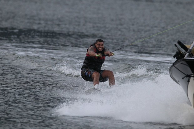 Naldo pratica wakeboard na Lagoa (Foto: Delson Silva / AgNews)