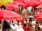 Jade Barbosa exibe abdômen sarado em dia de praia com amigos