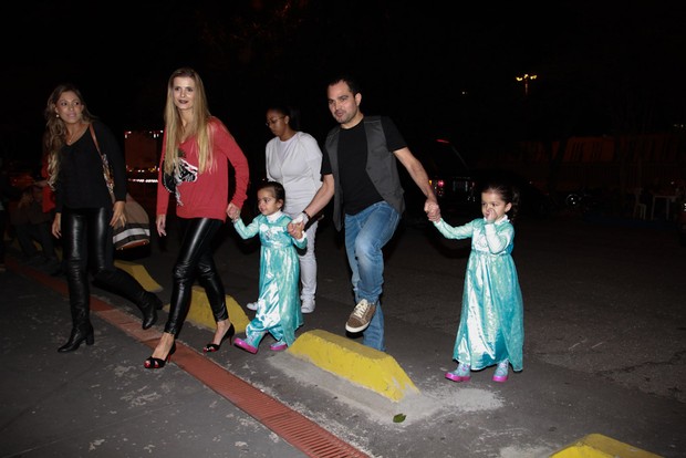 Luciano Camargo leva filhas para espetáculo da Disney (Foto: Cláudio Augusto/Photo Rio News)
