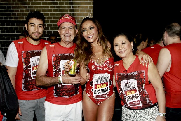 Sabrina Sato com a família (Foto: Marcos Ribas e Claudio Augusto / Foto Rio News)