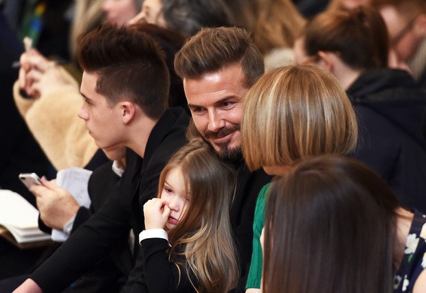 David Beckham e a filha Harper com Anna Wintour (Foto: AFP)