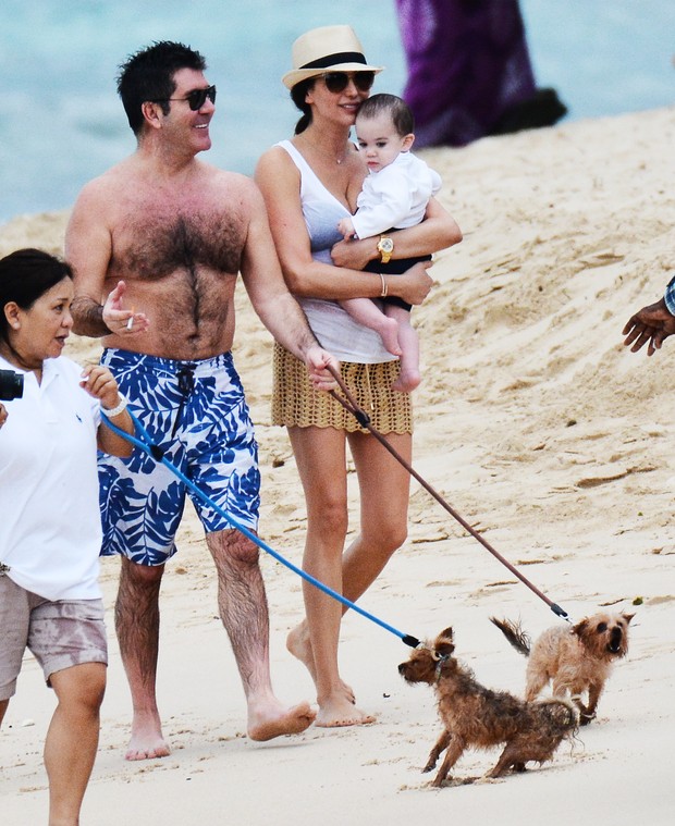 Simon Cowell com a mulher, Lauren Silverman, e o filho, Eric, em praia em Barbados (Foto: AKM-GSI/ Agência)