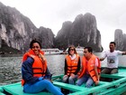 Glória Maria anda de barco no litoral do Vietnã