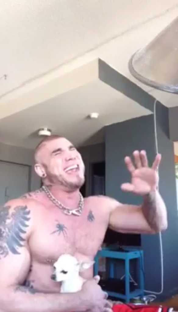 Ex-Menudo aparece bombado cantando Live to Tell (Foto: Reprodução / Youtube)