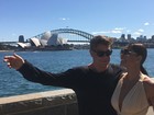 Decotada, Juliana Paes posa ao lado de Fábio Assunção na Austrália