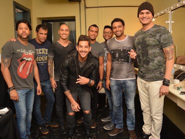 Felipe Pezzoni e integrantes da Banda Eva em apresentação em Salvador, na Bahia (Foto: Felipe Souto Maior/ EGO)