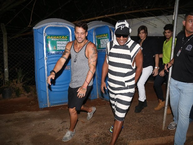 Ex-BBB Diogo Pretto com Márcio Vitor em show em Salvador, na Bahia (Foto: Fred Pontes/ Divulgação)