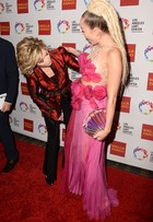 Jane Fonda se espanta com look de Miley Cyrus em tapete vermelho