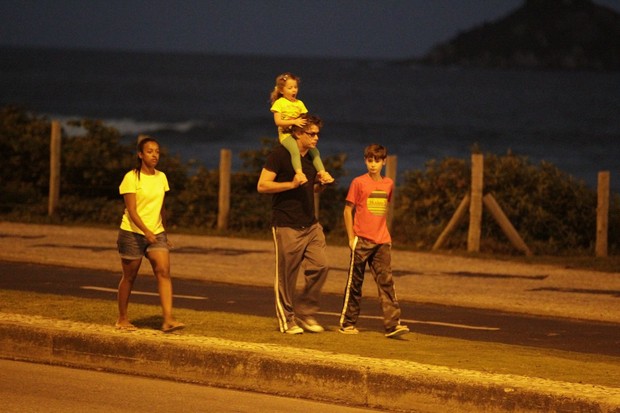 Fábio Assunção com os filhos (Foto: Delson Silva / AgNews)