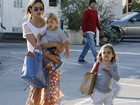 Alessandra Ambrósio leva filhos para almoçar 