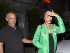 Rihanna deixa restaurante usando casaco da seleção mexicana 