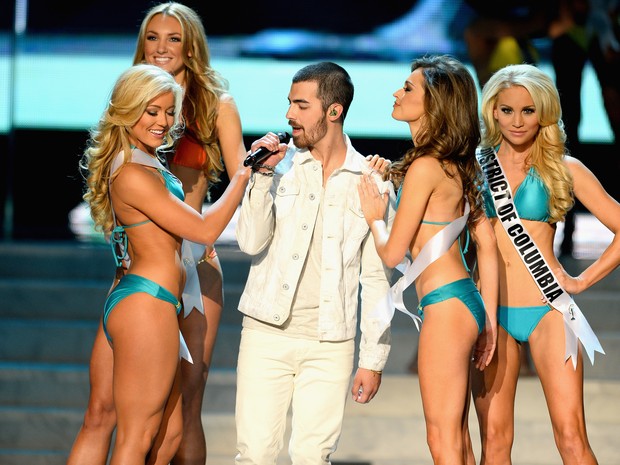 Joe Jonas no Miss Estados Unidos, em Las Vegas (Foto: Ethan Miller/ Getty Images/ AFP)