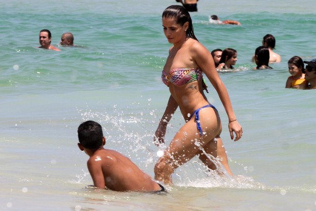 Deborah Secco na praia (Foto: Marcos Ferreira / PhotoRio News)