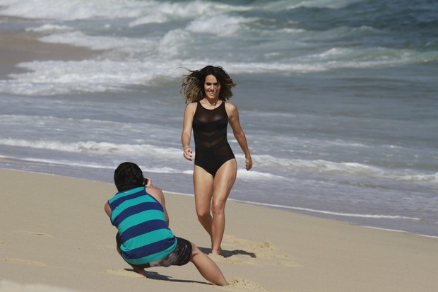 Fernanda Pontes fotografa na praia da Macumba (Foto: Dilson Silva / AgNews)