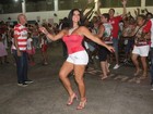 Solange Gomes usa shortinho em ensaio de carnaval
