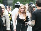 Lindsay Lohan usa vestido transparente para prestigiar a irmã
