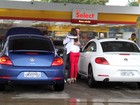 Deborah Secco e Cássio Reis colocam o papo em dia em posto de gasolina