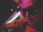 De óculos escuros, Paris Hilton se diverte em brinquedo de parque 